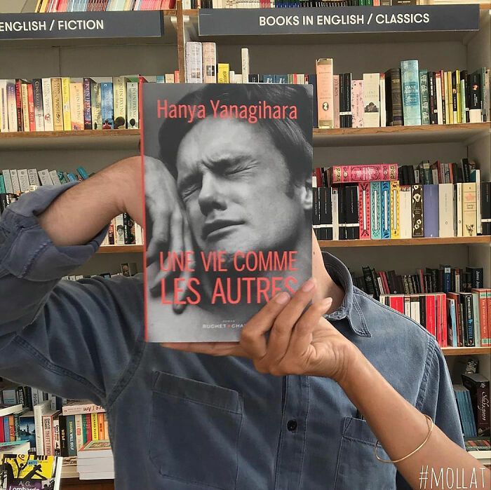 46 pessoas misturam vida com arte usando capas de livros 8