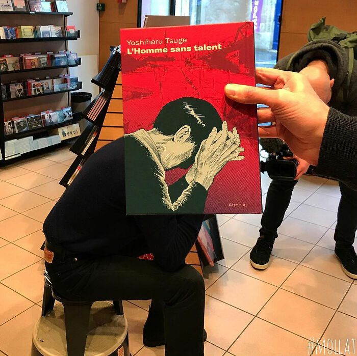 46 pessoas misturam vida com arte usando capas de livros 14