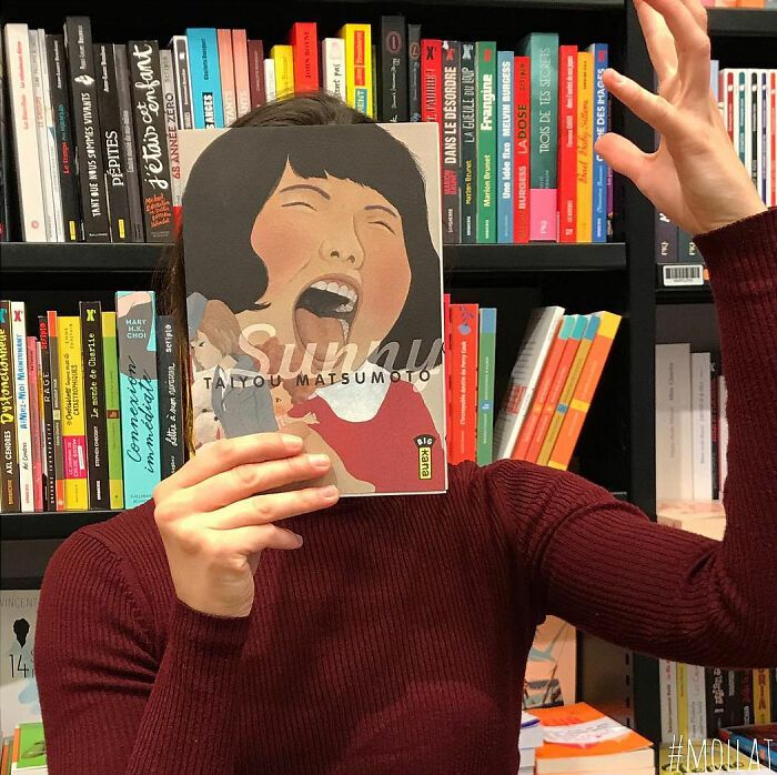 46 pessoas misturam vida com arte usando capas de livros 15