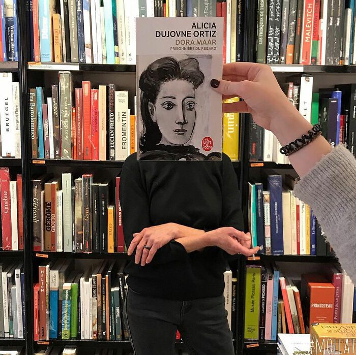 46 pessoas misturam vida com arte usando capas de livros 16