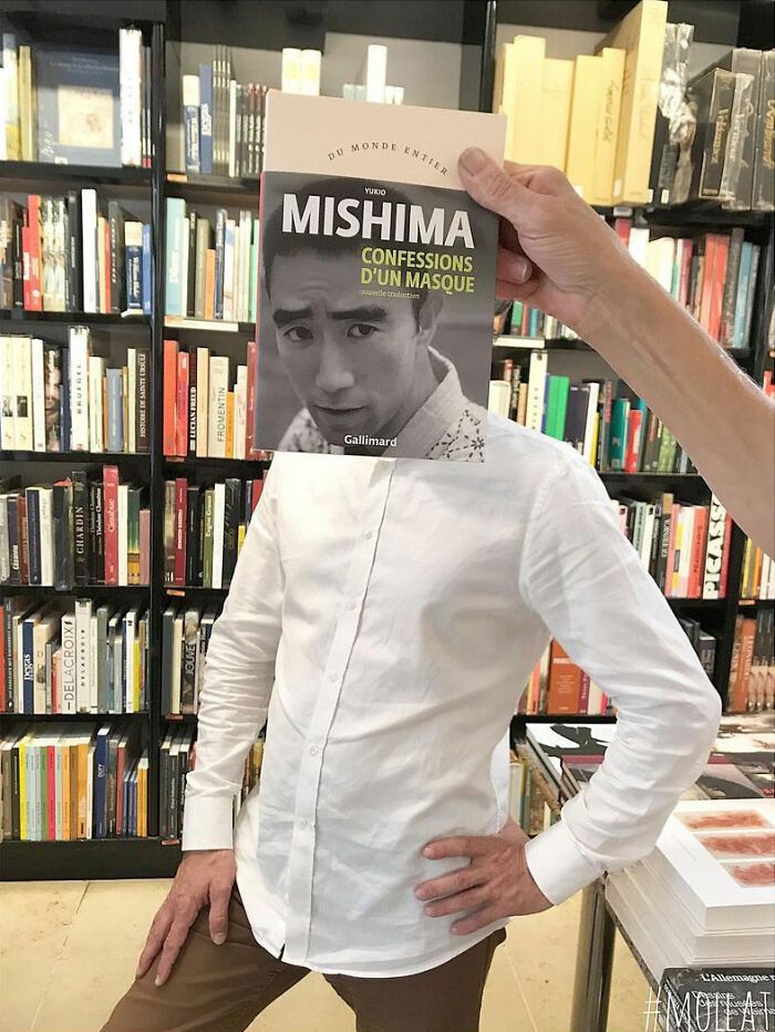 46 pessoas misturam vida com arte usando capas de livros 17