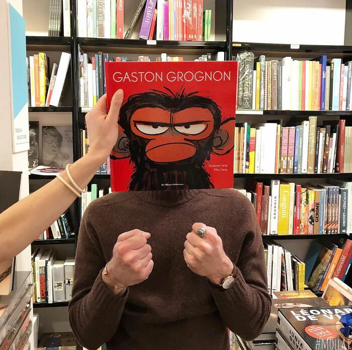 46 pessoas misturam vida com arte usando capas de livros 22