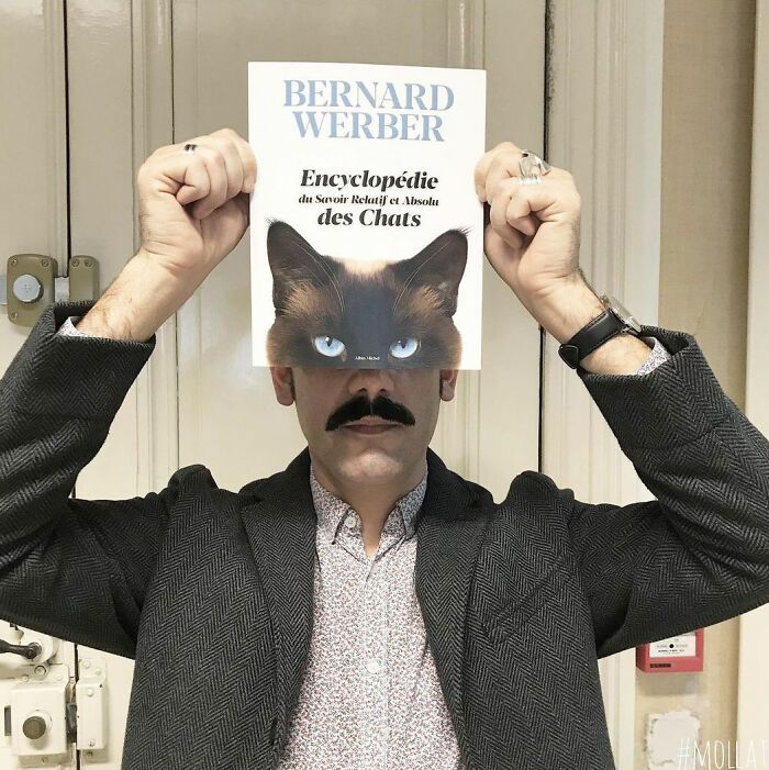 46 pessoas misturam vida com arte usando capas de livros 23