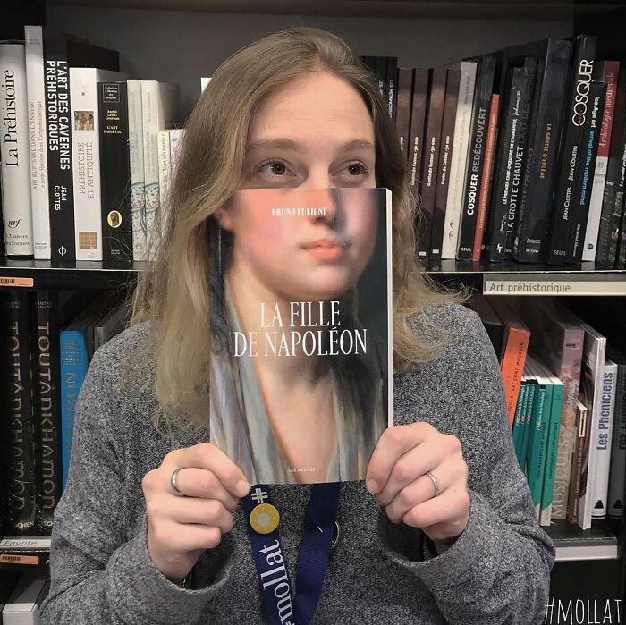 46 pessoas misturam vida com arte usando capas de livros 35