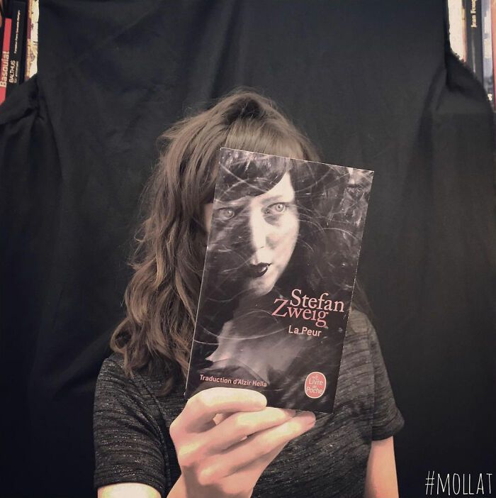 46 pessoas misturam vida com arte usando capas de livros 39