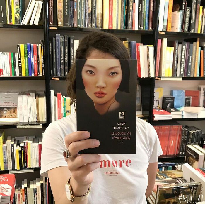 46 pessoas misturam vida com arte usando capas de livros 41