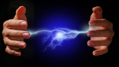 Por que algumas pessoas transmitem eletricidade quando as tocamos? 6