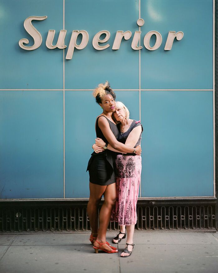 Este fotógrafo pediu a estranhos para posarem juntos enquanto se tocavam (30 fotos) 6