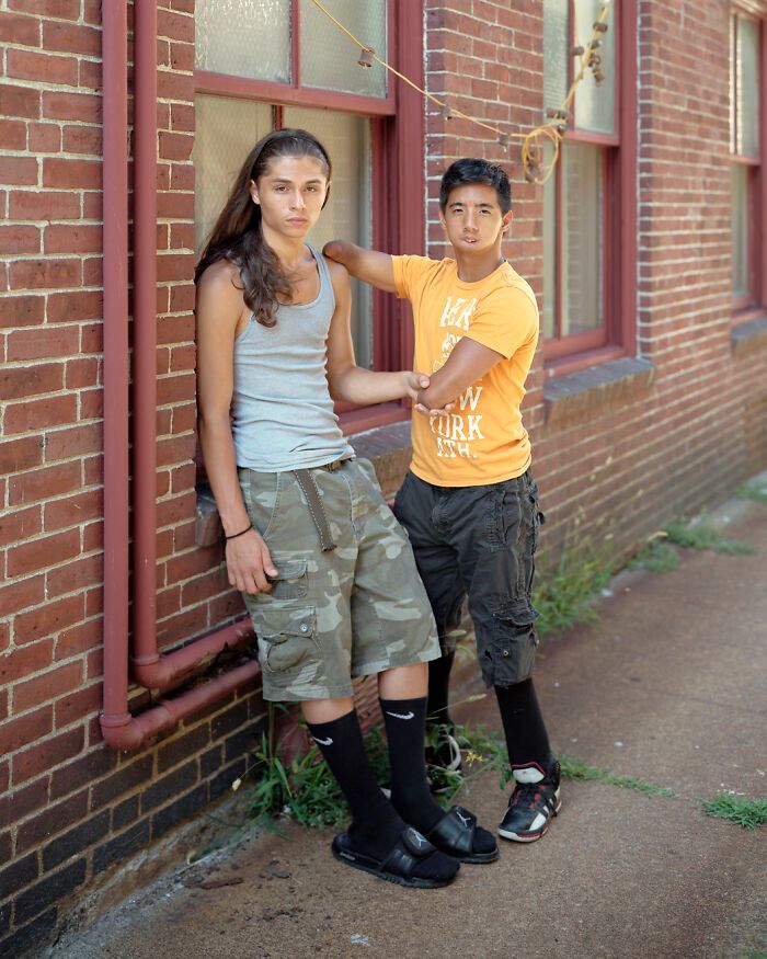 Este fotógrafo pediu a estranhos para posarem juntos enquanto se tocavam (30 fotos) 12
