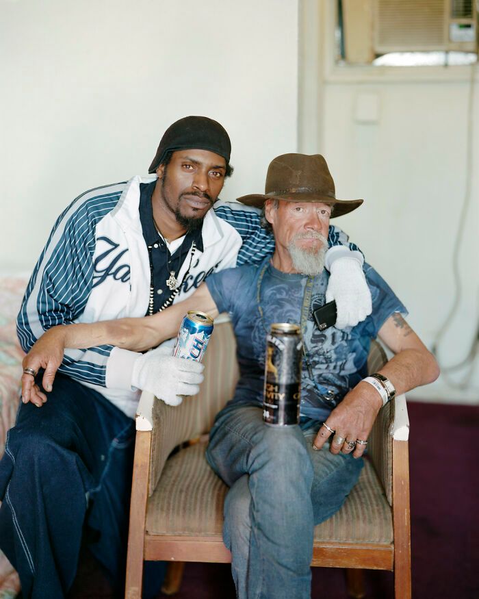 Este fotógrafo pediu a estranhos para posarem juntos enquanto se tocavam (30 fotos) 14