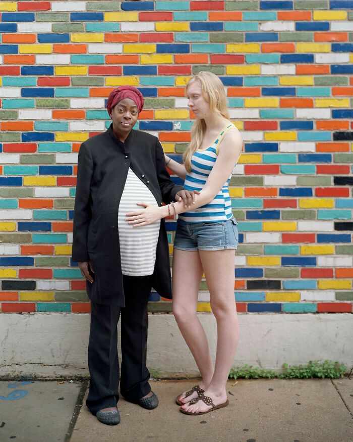 Este fotógrafo pediu a estranhos para posarem juntos enquanto se tocavam (30 fotos) 18