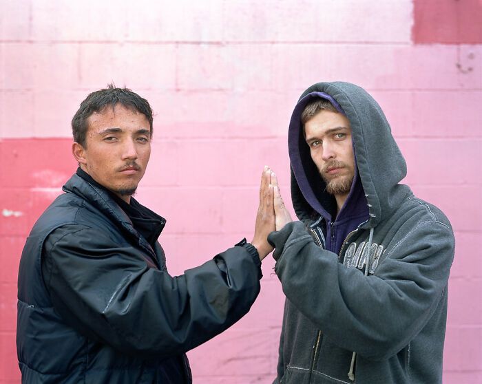 Este fotógrafo pediu a estranhos para posarem juntos enquanto se tocavam (30 fotos) 28