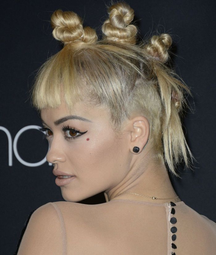 21 penteados bizarros de celebridades que nos fizeram querer esfregar os olhos 2