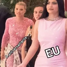 Quando você marca presença assim que chega e vira o comentário principal do evento