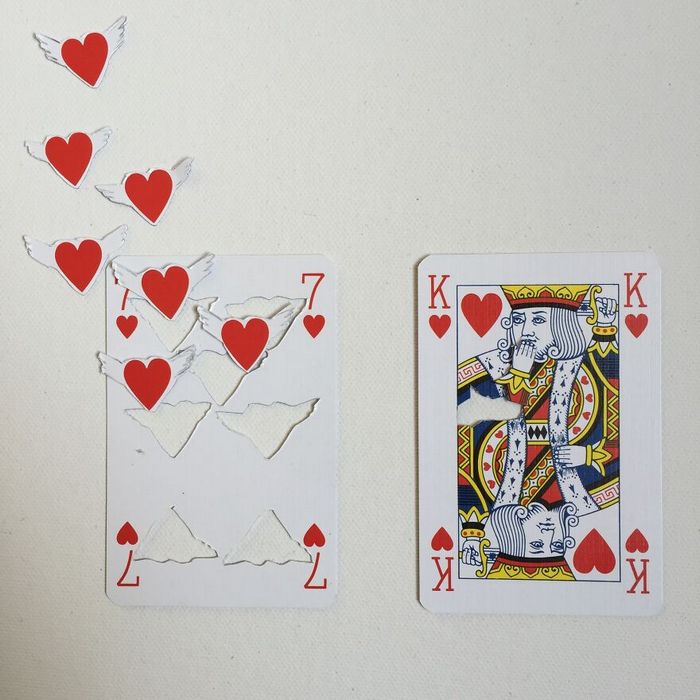 Artista faz colagens de cartas de baralho para mostrar cenas de amor, perda e outras emoções (15 fotos) 9