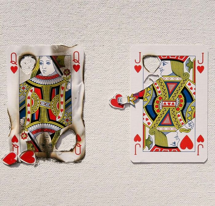 Artista faz colagens de cartas de baralho para mostrar cenas de amor, perda e outras emoções (15 fotos) 10