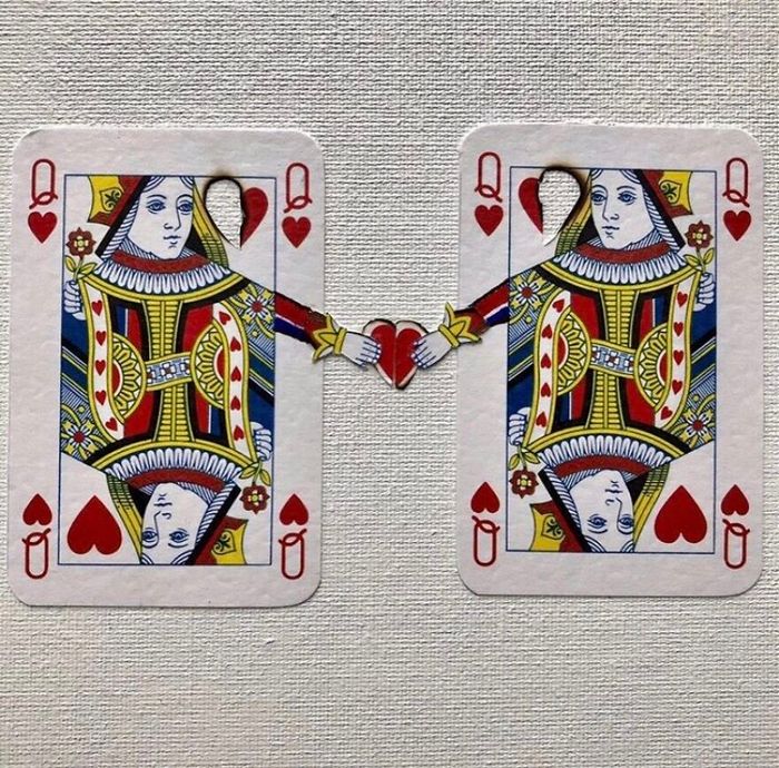 Artista faz colagens de cartas de baralho para mostrar cenas de amor, perda e outras emoções (15 fotos) 12