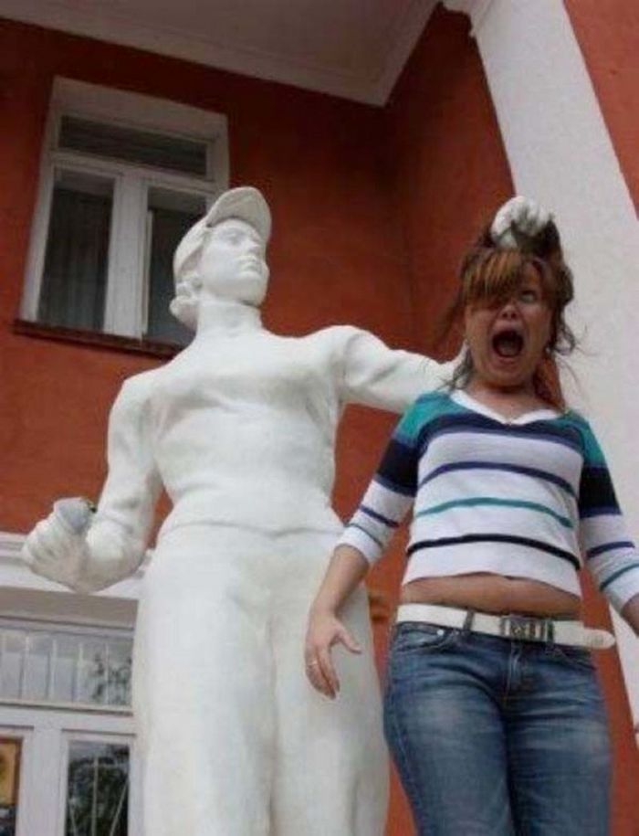 32 pessoas brincando com estátuas de maneira mais engraçadas de todos os tempos 12