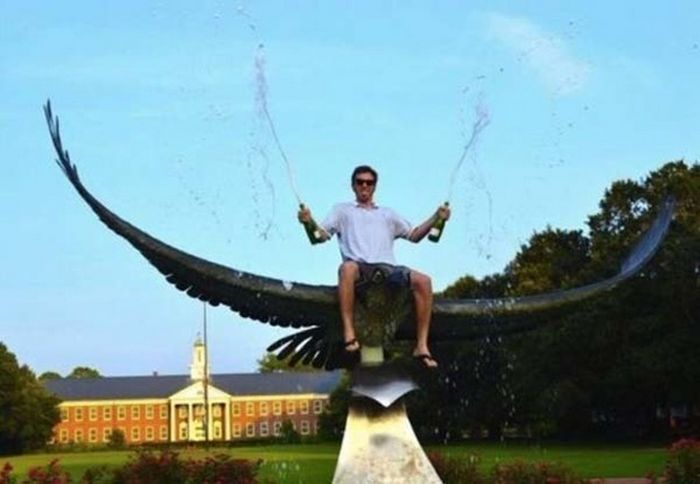 32 pessoas brincando com estátuas de maneira mais engraçadas de todos os tempos 15