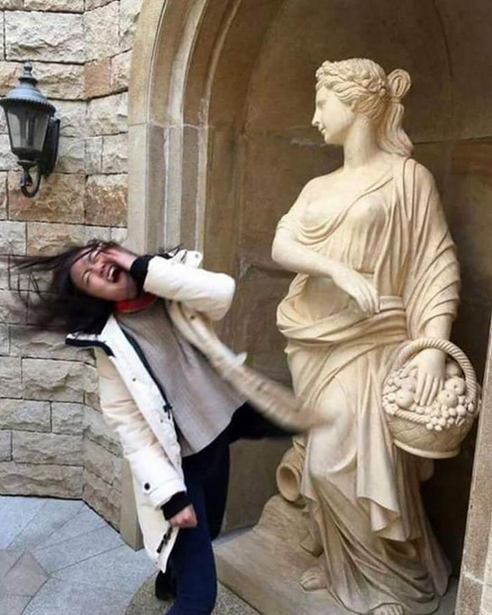 32 pessoas brincando com estátuas de maneira mais engraçadas de todos os tempos 23