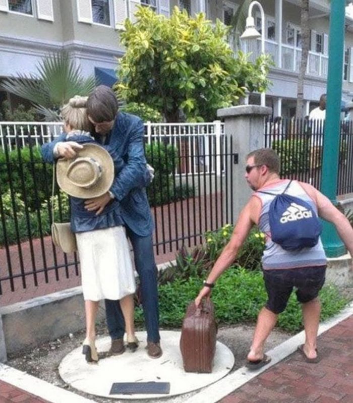 32 pessoas brincando com estátuas de maneira mais engraçadas de todos os tempos 25