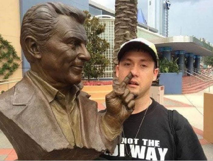 32 pessoas brincando com estátuas de maneira mais engraçadas de todos os tempos 27