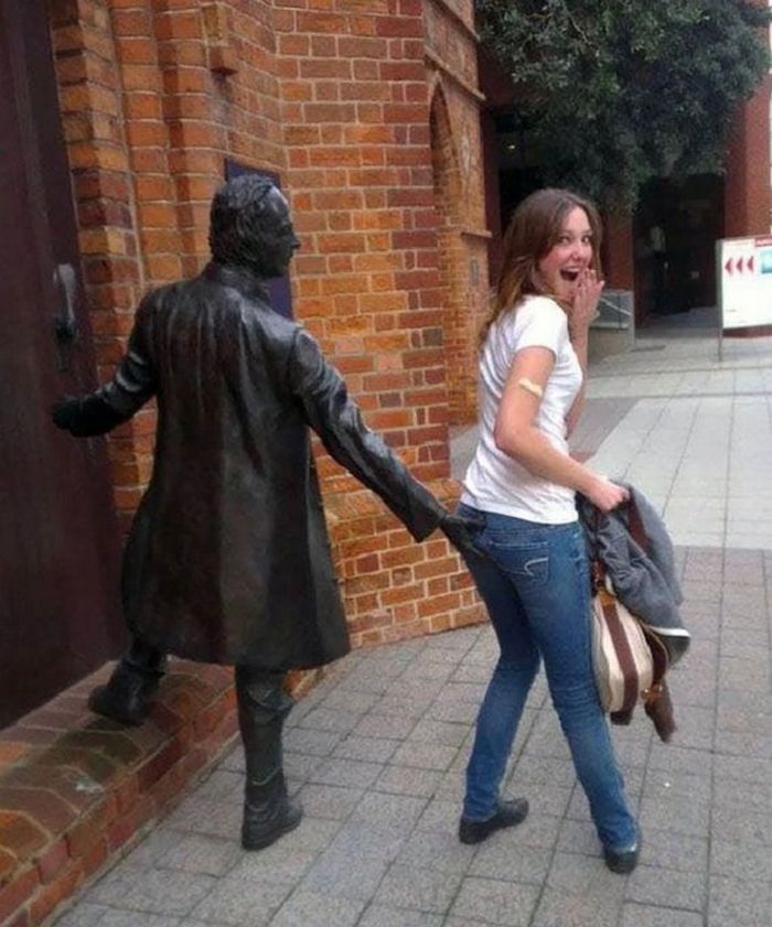 32 pessoas brincando com estátuas de maneira mais engraçadas de todos os tempos 30
