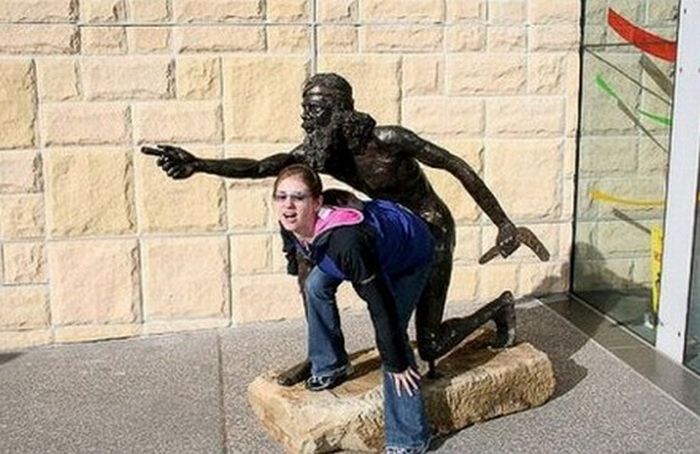 32 pessoas brincando com estátuas de maneira mais engraçadas de todos os tempos 32