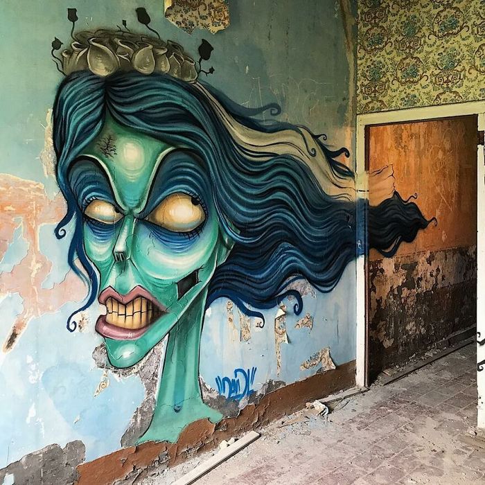 Artista de rua faz caricaturas assustadoras de personagens populares em lugares abandonados (42 fotos) 5