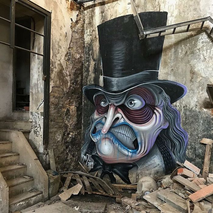 Artista de rua faz caricaturas assustadoras de personagens populares em lugares abandonados (42 fotos) 10