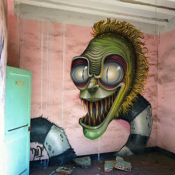 Artista de rua faz caricaturas assustadoras de personagens populares em lugares abandonados (42 fotos) 11