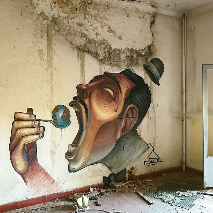 Artista de rua faz caricaturas assustadoras de personagens populares em lugares abandonados (42 fotos) 12