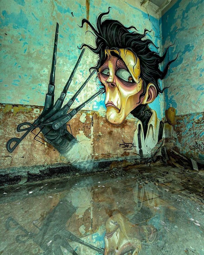 Artista de rua faz caricaturas assustadoras de personagens populares em lugares abandonados (42 fotos) 14