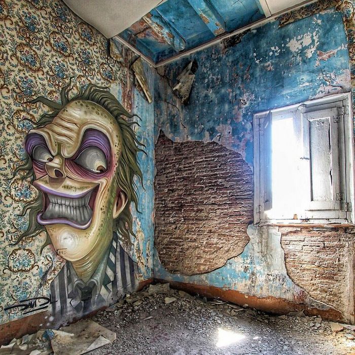 Artista de rua faz caricaturas assustadoras de personagens populares em lugares abandonados (42 fotos) 21