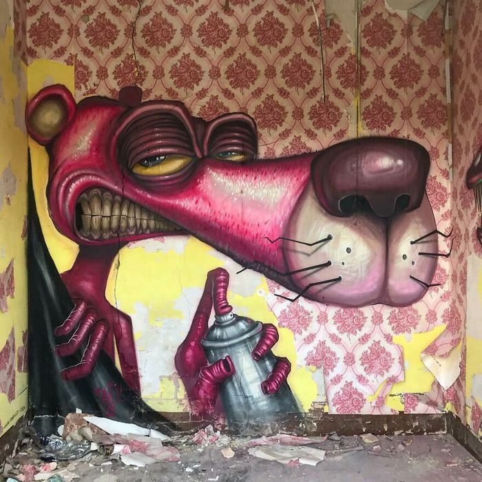 Artista de rua faz caricaturas assustadoras de personagens populares em lugares abandonados (42 fotos) 27