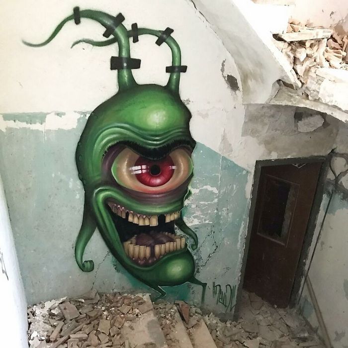 Artista de rua faz caricaturas assustadoras de personagens populares em lugares abandonados (42 fotos) 36
