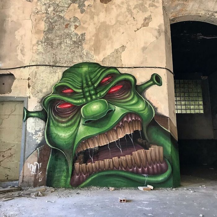 Artista de rua faz caricaturas assustadoras de personagens populares em lugares abandonados (42 fotos) 42