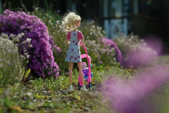 Fotógrafo recriar como crianças veem seus brinquedos (25 fotos) 10
