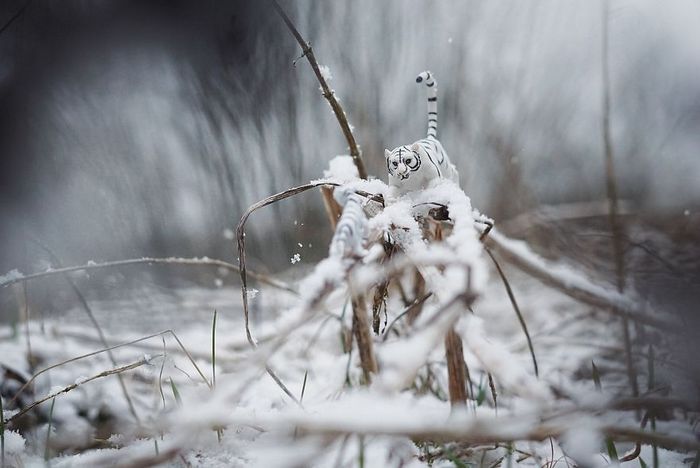 Fotógrafo recriar como crianças veem seus brinquedos (25 fotos) 25