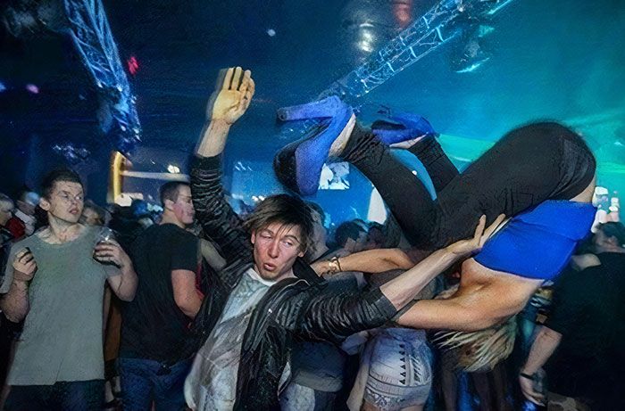 26 vezes em que as pessoas abraçaram o caos da boate e acabaram nessas fotos 7