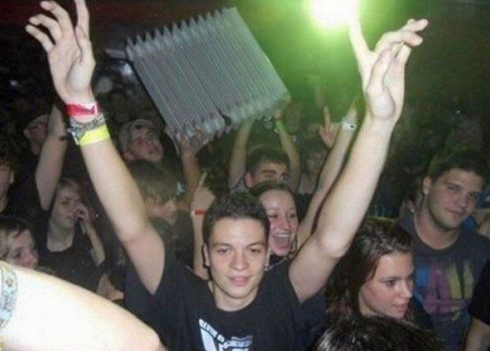 26 vezes em que as pessoas abraçaram o caos da boate e acabaram nessas fotos 10