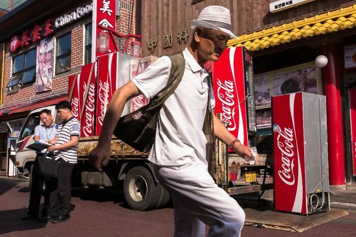 Este fotógrafo belga captura cenas engraçadas e extraordinárias da vida cotidiana (30 fotos) 3