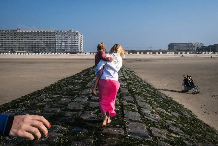 Este fotógrafo belga captura cenas engraçadas e extraordinárias da vida cotidiana (30 fotos) 13