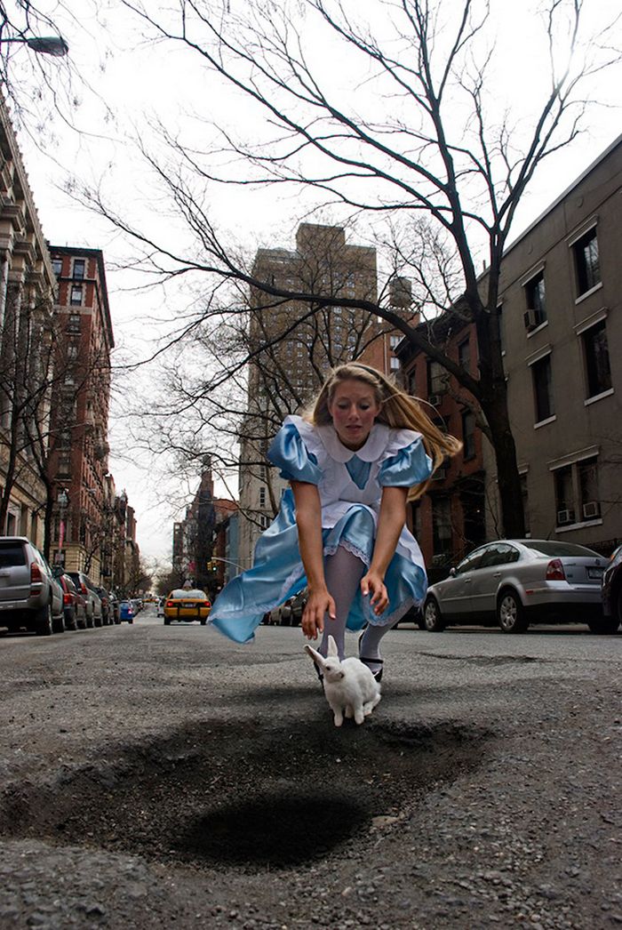 Artistas transformaram buracos em oportunidades criativo para tirar fotos (20 fotos) 13