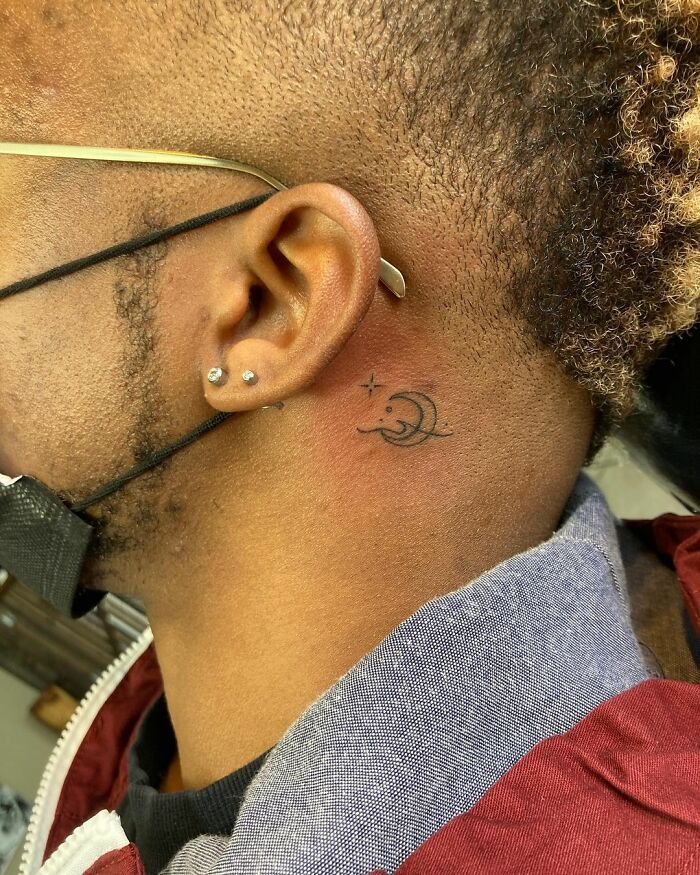 42 ideias de tatuagens de orelha que vão de sutil a selvagem 3