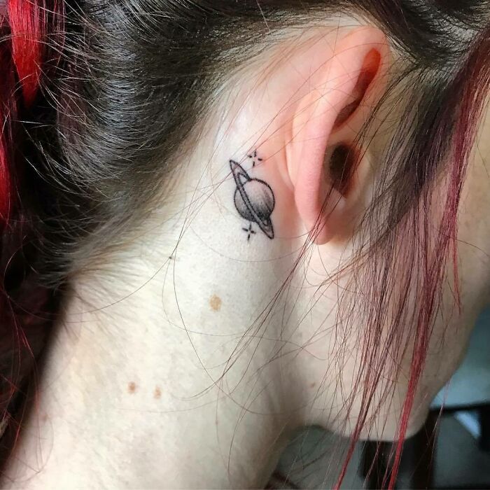 42 ideias de tatuagens de orelha que vão de sutil a selvagem 4