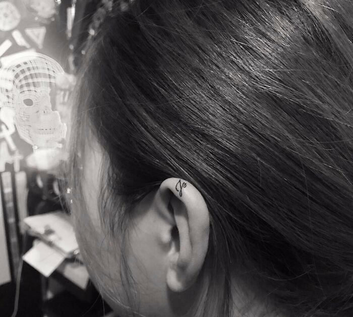 42 ideias de tatuagens de orelha que vão de sutil a selvagem 7