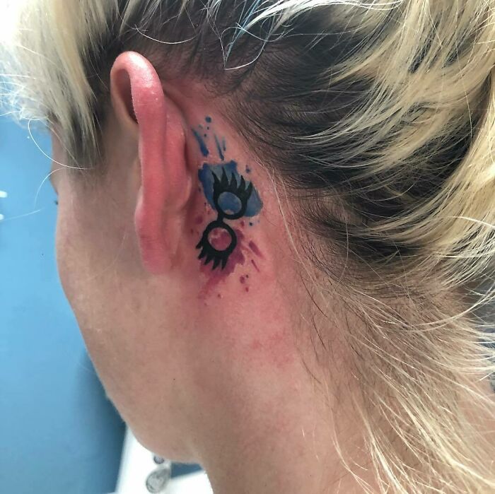 42 ideias de tatuagens de orelha que vão de sutil a selvagem 8