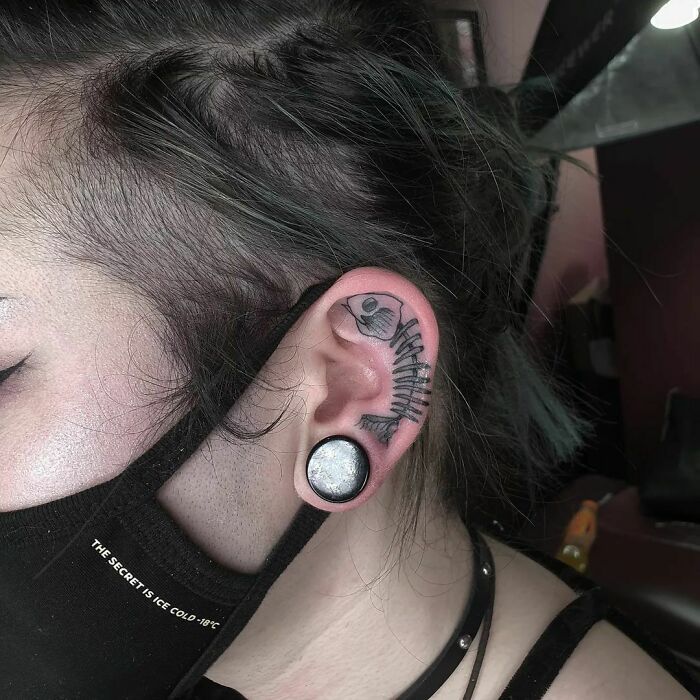 42 ideias de tatuagens de orelha que vão de sutil a selvagem 9