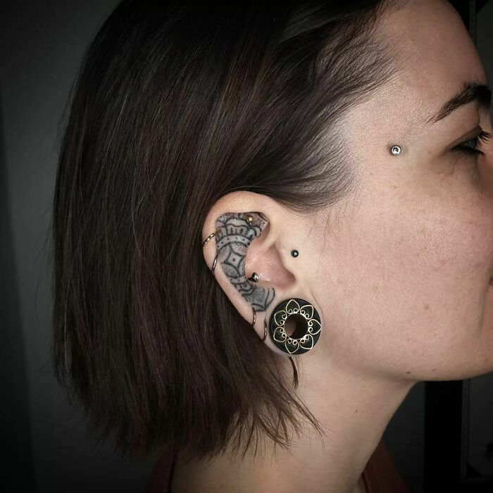 42 ideias de tatuagens de orelha que vão de sutil a selvagem 11